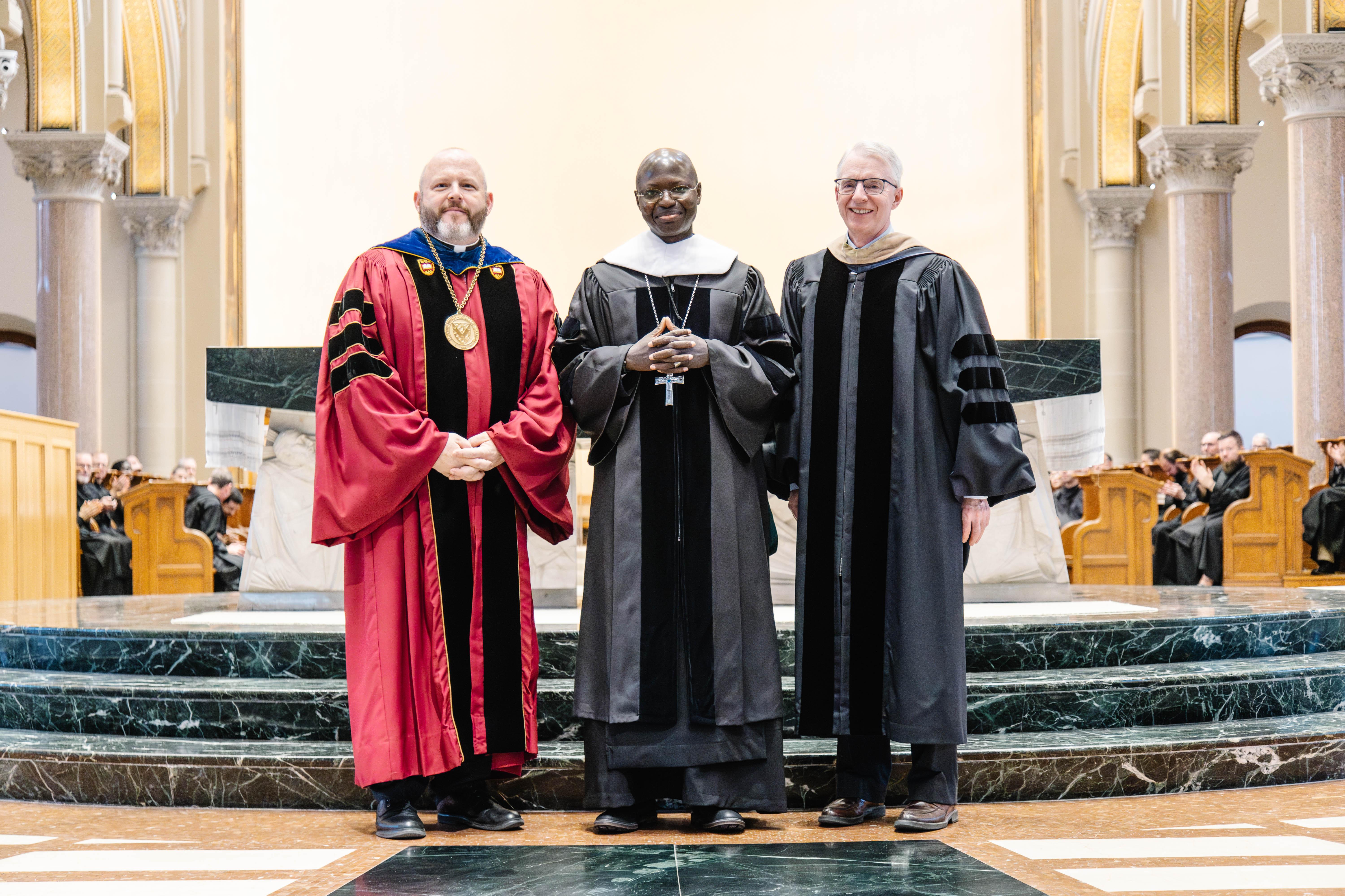 修道院院长奥利弗-玛丽·萨尔获得荣誉学位，并在荣誉大会上发表讲话