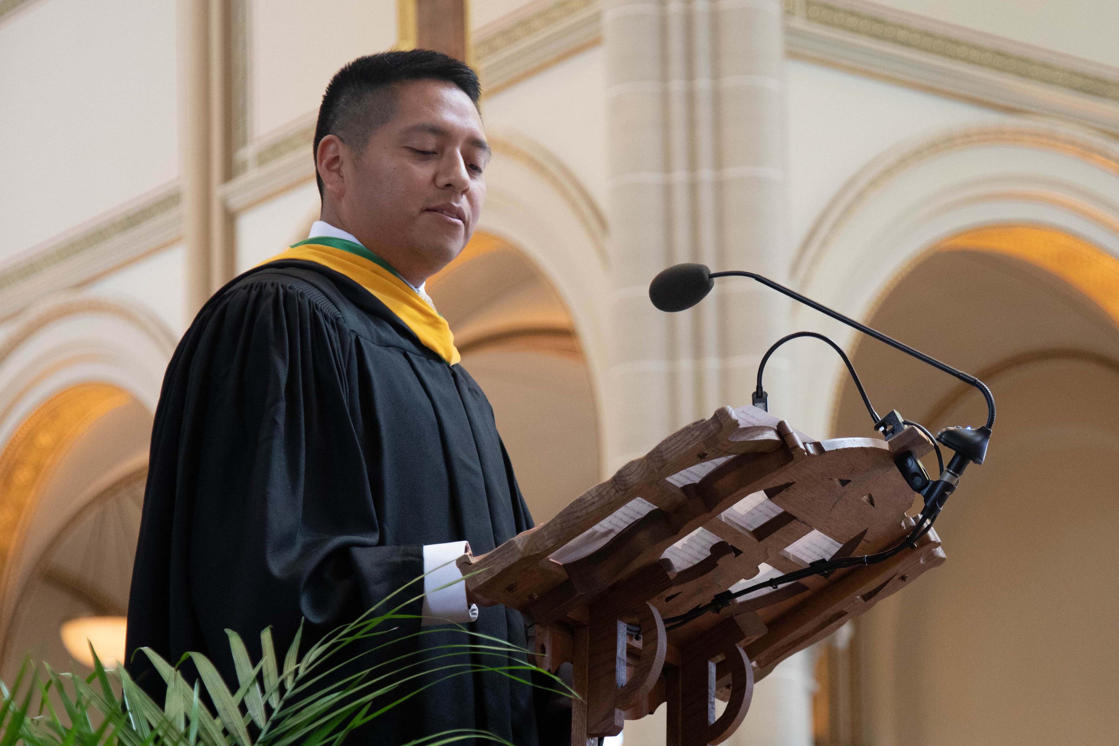 2008届毕业生西奥多·查韦斯在2023年荣誉毕业典礼上发表演讲